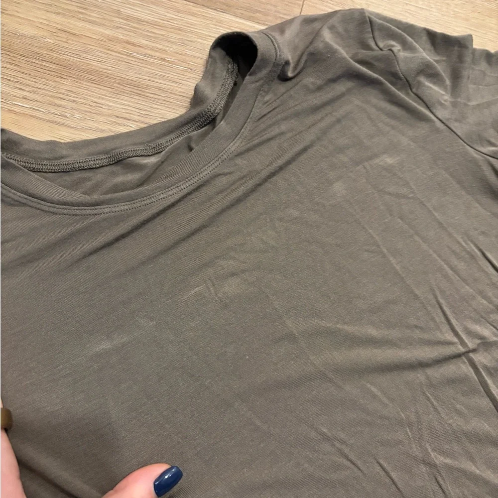 Alo Yoga T-Shirt - Picture 3 of 4